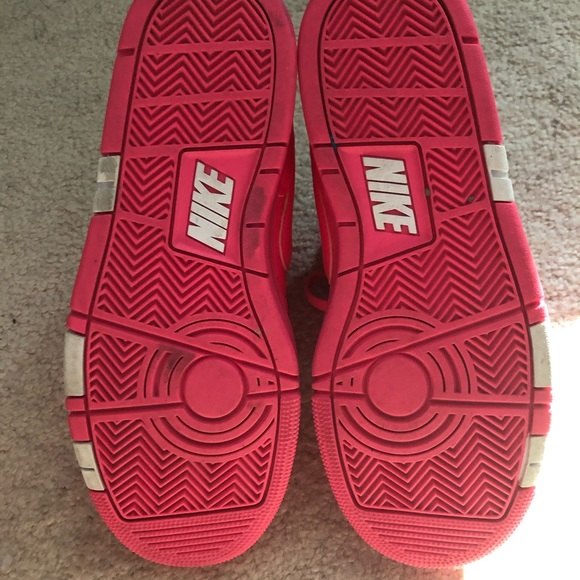 Size 6 Nike’s - Picture 5 of 5